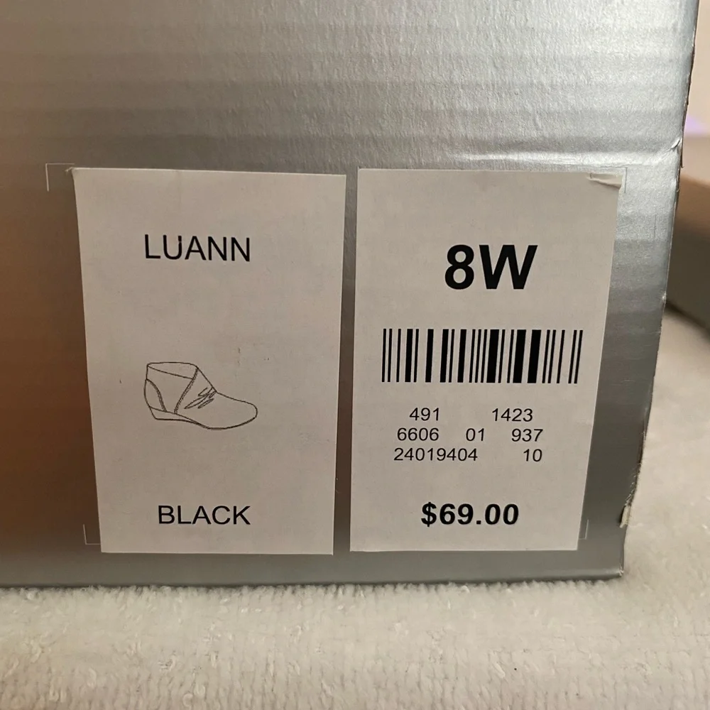 Avenue cloudwalkers Luann black size eight wide brand new in the box. - Picture 6 of 6